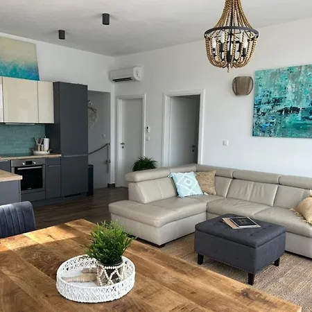 Sofrania- Panoramic Views, Pool, Hot Tub, Location! تروغير