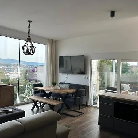 فيلة Sofrania- Panoramic Views, Pool, Hot Tub, Location! تروغير