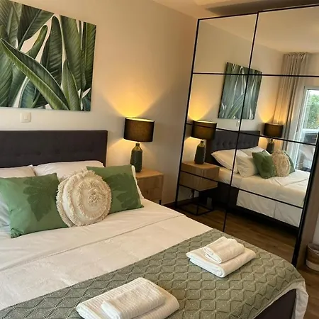 Sofrania- Panoramic Views, Pool, Hot Tub, Location!