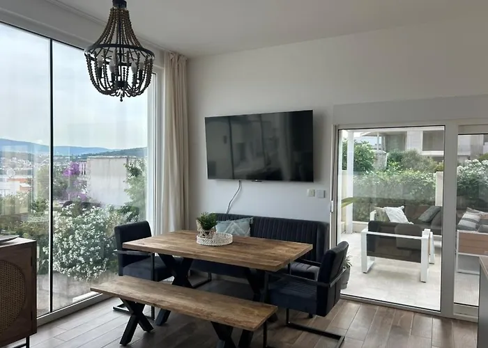 Sofrania- Panoramic Views, Pool, Hot Tub, Location!