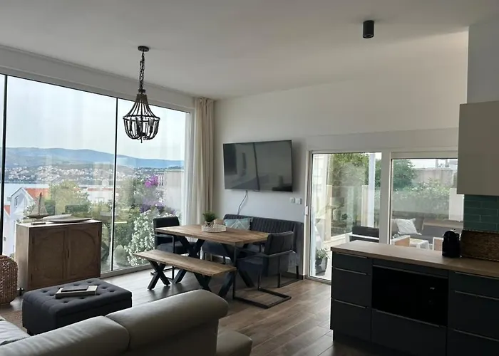 别墅 Sofrania- Panoramic Views, Pool, Hot Tub, Location! 特罗吉尔