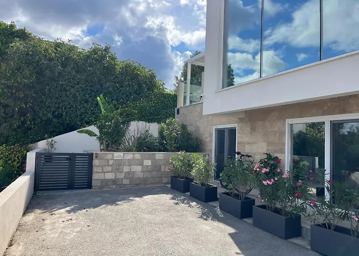 别墅 Sofrania- Panoramic Views, Pool, Hot Tub, Location! 特罗吉尔