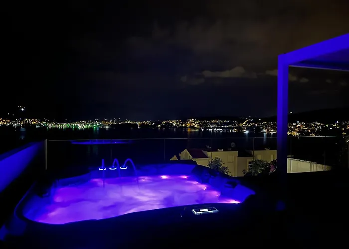 Sofrania- Panoramic Views, Pool, Hot Tub, Location! Willa