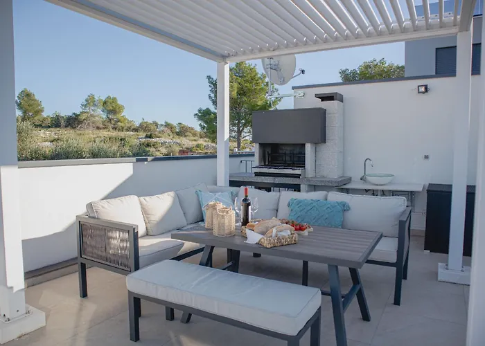 Sofrania- Panoramic Views, Pool, Hot Tub, Location! Willa *