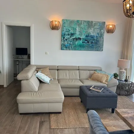 빌라 Sofrania- Panoramic Views, Pool, Hot Tub, Location! 트로기르